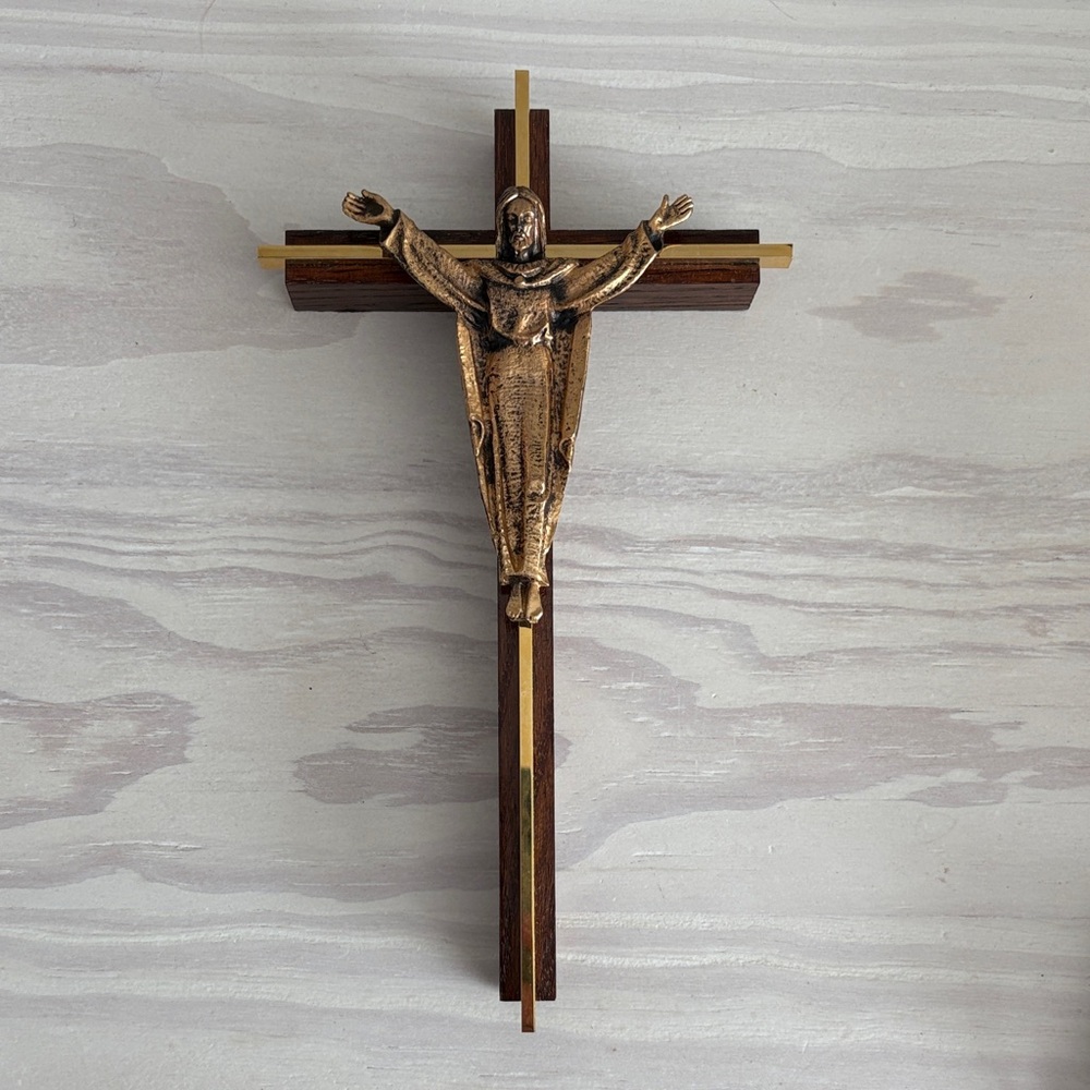 Wood & Brass Risen Christ Crucifix w/Arms Extended‎